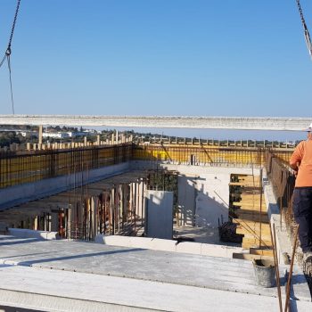 גג המבנה בזמן התקנת הלוחד"ים